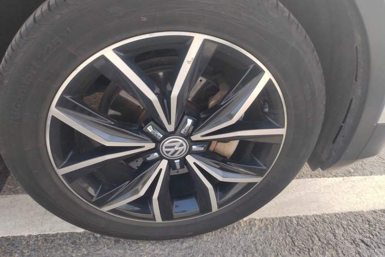 Used Volkswagen Tiguan L 2017 330TSI Automatic Two-Wheel Drive Flagship Edition Right Front Wheel Hub