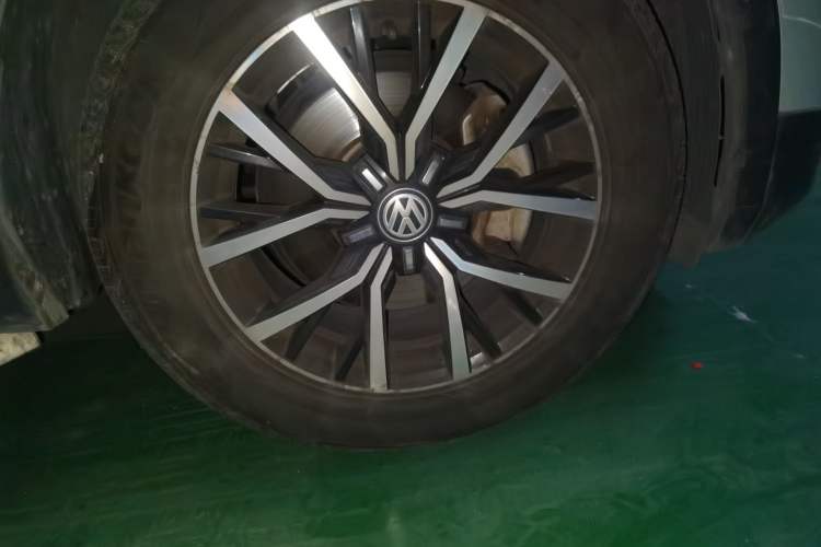 Used Volkswagen Tiguan L 2017 330TSI Automatic Two-Wheel Drive Luxury Edition Right Front Wheel Hub