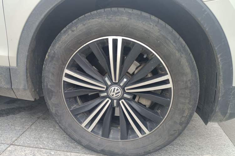 Used Volkswagen Tiguan L 2017 330TSI Automatic Two-Wheel Drive Flagship Edition Right Front Wheel Hub