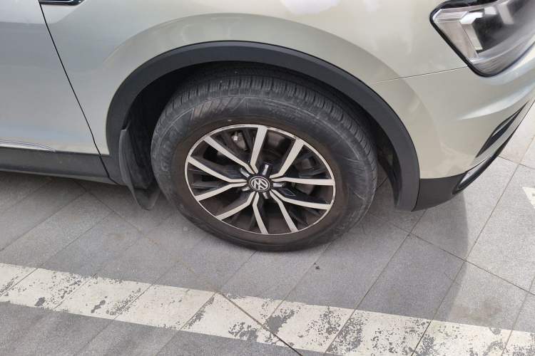 Used Volkswagen Tiguan L 2017 330TSI Automatic Two-Wheel Drive Luxury Edition Right Front Wheel Hub