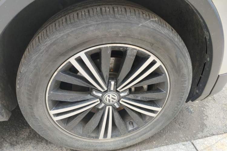 Used Volkswagen Tiguan L 2017 380TSI Automatic All-Wheel-Drive Luxury Edition Right Front Wheel Hub