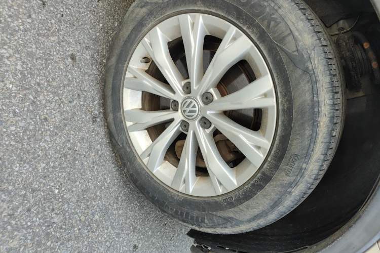 Used Volkswagen Tiguan L 2017 330TSI Automatic Two-Wheel Drive Luxury Edition Right Front Wheel Hub