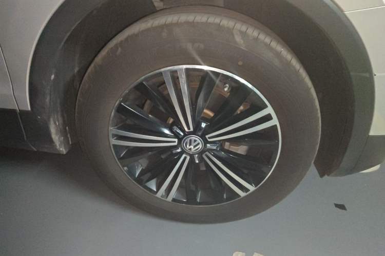 Used Volkswagen Tiguan L 2017 380TSI Automatic All-Wheel-Drive Luxury Edition Right Front Wheel Hub