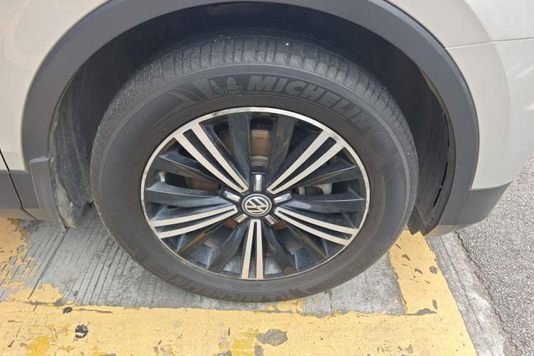 Used Volkswagen Tiguan L 2017 380TSI Automatic All-Wheel-Drive Luxury Edition Right Front Wheel Hub