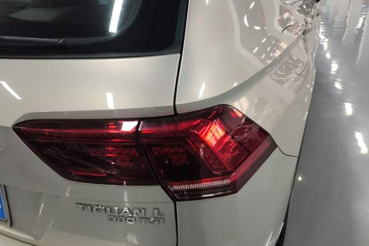 Used Volkswagen Tiguan L 2017 380TSI Automatic All-Wheel-Drive Luxury Edition Right Rear Taillight
