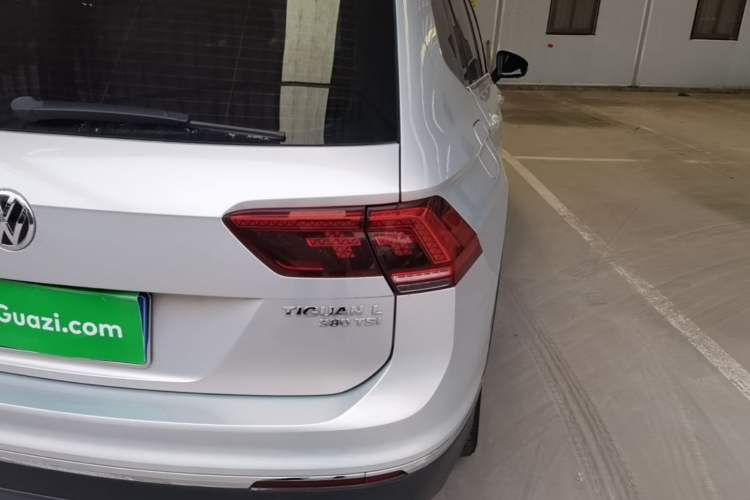 Used Volkswagen Tiguan L 2017 380TSI Automatic All-Wheel-Drive Luxury Edition Right Rear Taillight