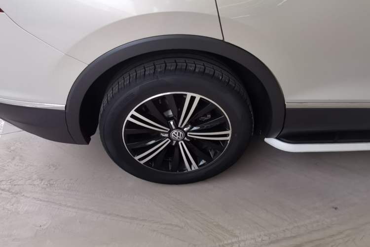 Used Volkswagen Tiguan L 2017 380TSI Automatic All-Wheel-Drive Luxury Edition Right Rear Wheel Hub