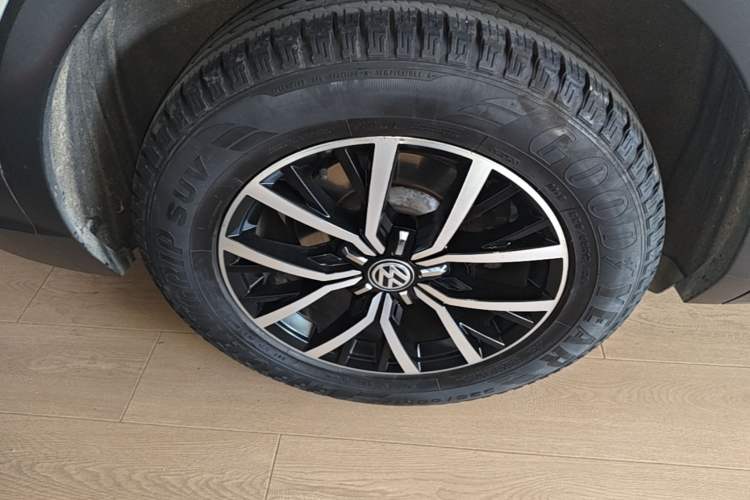 Used Volkswagen Tiguan L 2017 330TSI Automatic Two-Wheel Drive Comfort Edition Right Rear Wheel Hub