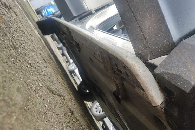 Used Volkswagen Tiguan L 2017 380TSI Automatic All-Wheel-Drive Luxury Edition Right Side Sill