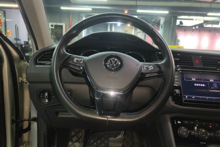 Used Volkswagen Tiguan L 2017 330TSI Automatic Two-Wheel Drive Luxury Edition Steering Wheel