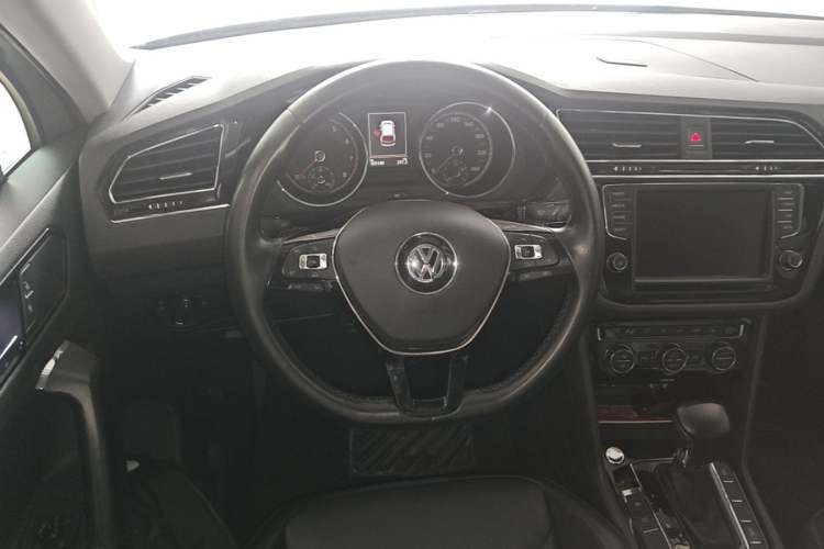 Used Volkswagen Tiguan L 2017 330TSI Automatic Two-Wheel Drive Luxury Edition Steering Wheel