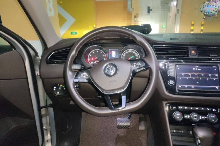 Used Volkswagen Tiguan L 2017 330TSI Automatic Two-Wheel Drive Luxury Edition Steering Wheel