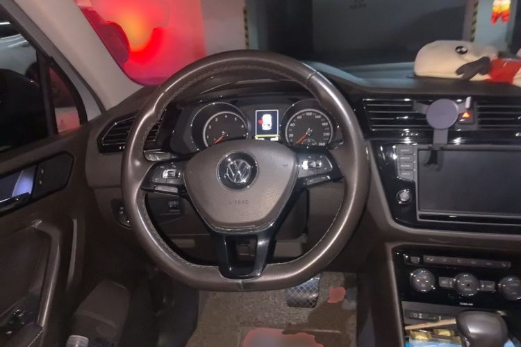 Used Volkswagen Tiguan L 2017 330TSI Automatic Two-Wheel Drive Luxury Edition Steering Wheel