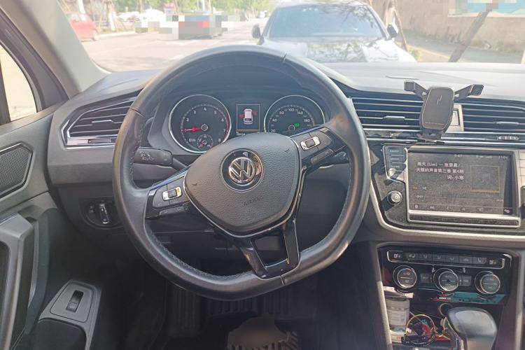 Used Volkswagen Tiguan L 2017 380TSI Automatic All-Wheel-Drive Luxury Edition Steering Wheel