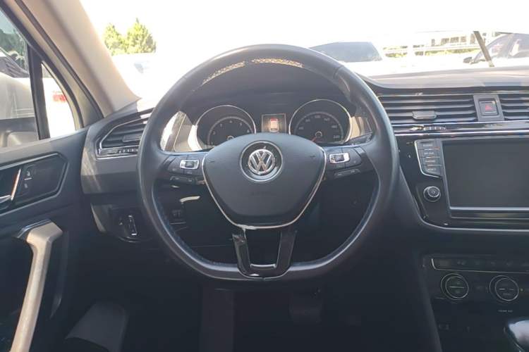 Used Volkswagen Tiguan L 2017 330TSI Automatic Two-Wheel Drive Luxury Edition Steering Wheel