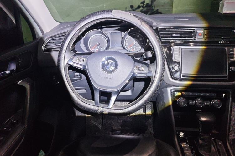 Used Volkswagen Tiguan L 2017 330TSI Automatic Two-Wheel Drive Luxury Edition Steering Wheel