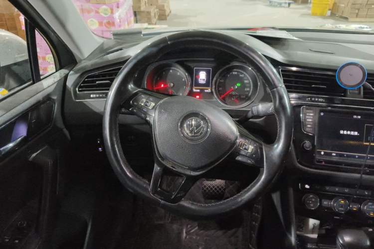 Used Volkswagen Tiguan L 2017 330TSI Automatic Two-Wheel Drive Luxury Edition Steering Wheel