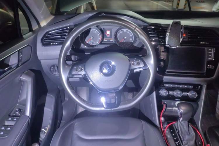 Used Volkswagen Tiguan L 2017 330TSI Automatic Two-Wheel Drive Luxury Edition Steering Wheel