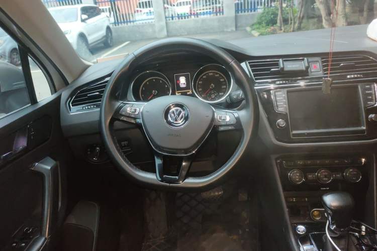 Used Volkswagen Tiguan L 2017 330TSI Automatic Two-Wheel Drive Luxury Edition Steering Wheel