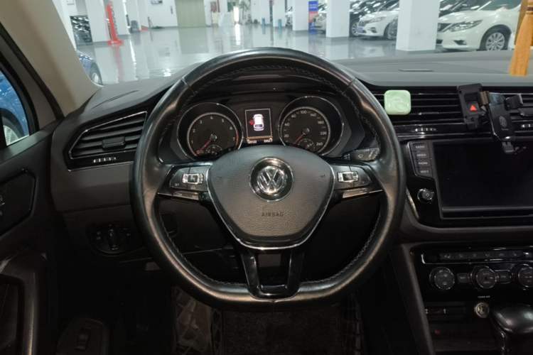 Used Volkswagen Tiguan L 2017 380TSI Automatic All-Wheel-Drive Luxury Edition Steering Wheel