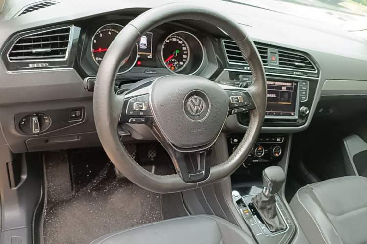 Used Volkswagen Tiguan L 2017 330TSI Automatic Two-Wheel Drive Luxury Edition Steering Wheel