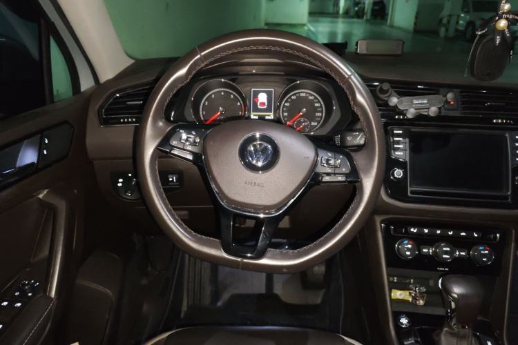 Used Volkswagen Tiguan L 2017 330TSI Automatic Two-Wheel Drive Luxury Edition Steering Wheel