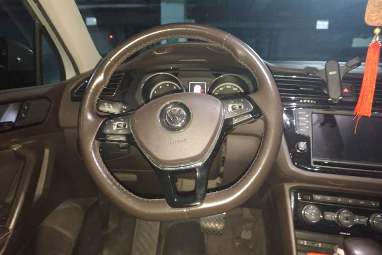 Used Volkswagen Tiguan L 2017 330TSI Automatic Two-Wheel Drive Luxury Edition Steering Wheel