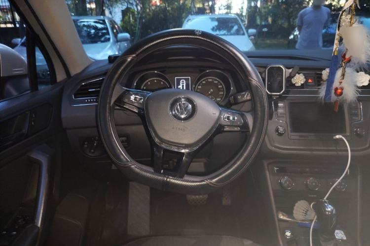 Used Volkswagen Tiguan L 2017 330TSI Automatic Two-Wheel Drive Luxury Edition Steering Wheel