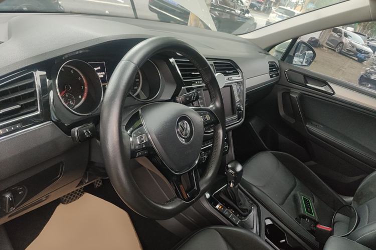 Used Volkswagen Tiguan L 2017 380TSI Automatic All-Wheel-Drive Luxury Edition Steering Wheel