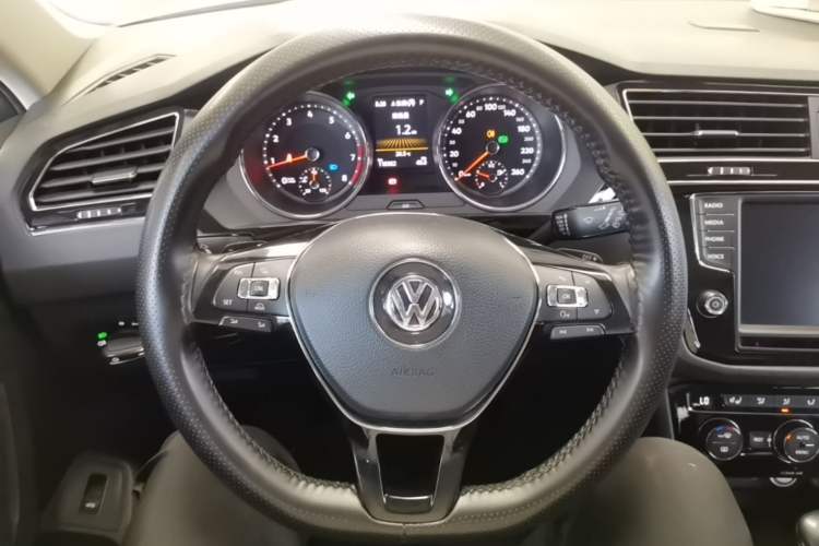 Used Volkswagen Tiguan L 2017 380TSI Automatic All-Wheel-Drive Luxury Edition Steering Wheel