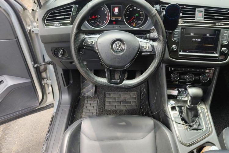 Used Volkswagen Tiguan L 2017 380TSI Automatic All-Wheel-Drive Luxury Edition Steering Wheel