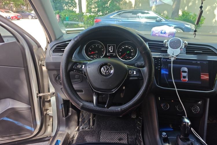 Used Volkswagen Tiguan L 2017 330TSI Automatic Two-Wheel Drive Luxury Edition Steering Wheel