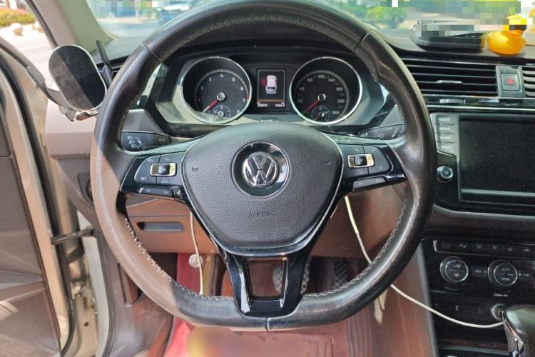 Used Volkswagen Tiguan L 2017 330TSI Automatic Two-Wheel Drive Luxury Edition Steering Wheel