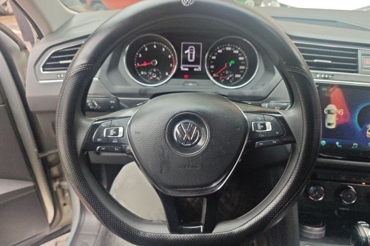 Used Volkswagen Tiguan L 2017 330TSI Automatic Two-Wheel Drive Luxury Edition Steering Wheel
