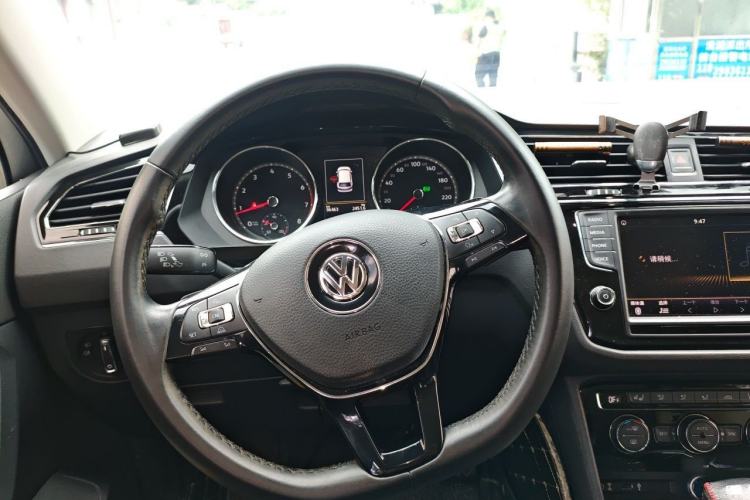 Used Volkswagen Tiguan L 2017 330TSI Automatic Two-Wheel Drive Luxury Edition Steering Wheel