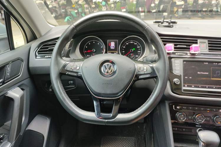 Used Volkswagen Tiguan L 2017 330TSI Automatic Two-Wheel Drive Luxury Edition Steering Wheel