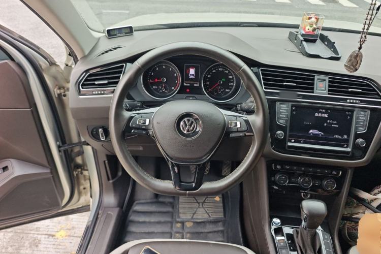 Used Volkswagen Tiguan L 2017 380TSI Automatic All-Wheel-Drive Luxury Edition Steering Wheel