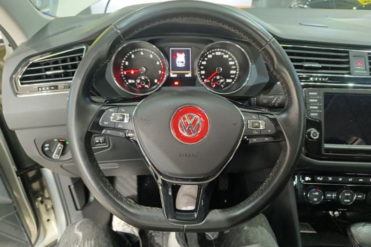 Used Volkswagen Tiguan L 2017 330TSI Automatic Two-Wheel Drive Luxury Edition Steering Wheel