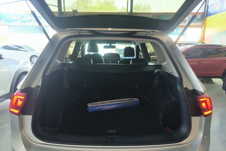 Used Volkswagen Tiguan L 2017 330TSI Automatic Two-Wheel Drive Comfort Edition Trunk