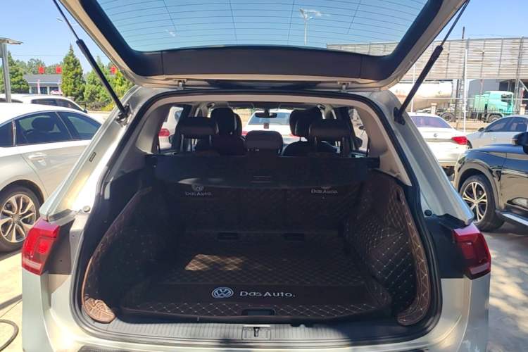 Used Volkswagen Tiguan L 2017 330TSI Automatic Two-Wheel Drive Luxury Edition Trunk