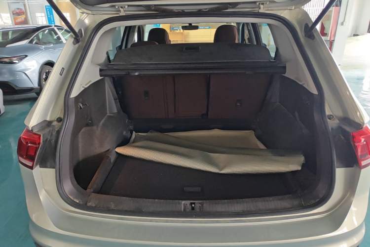 Used Volkswagen Tiguan L 2017 330TSI Automatic Two-Wheel Drive Luxury Edition Trunk