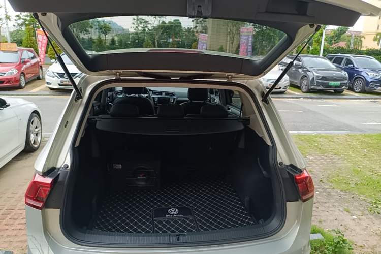 Used Volkswagen Tiguan L 2017 330TSI Automatic Two-Wheel Drive Luxury Edition Trunk