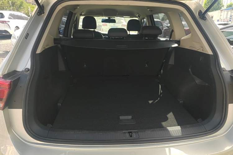 Used Volkswagen Tiguan L 2017 330TSI Automatic Two-Wheel Drive Luxury Edition Trunk