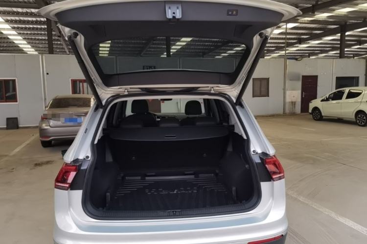 Used Volkswagen Tiguan L 2017 380TSI Automatic All-Wheel-Drive Luxury Edition Trunk