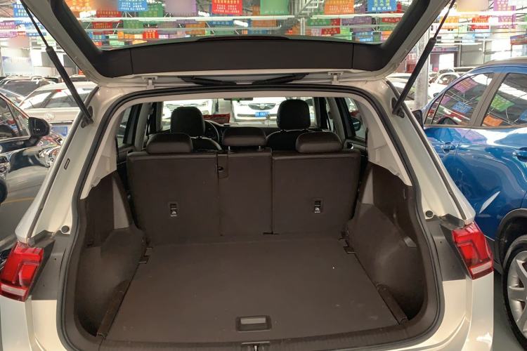 Used Volkswagen Tiguan L 2017 330TSI Automatic Two-Wheel Drive Comfort Edition Trunk