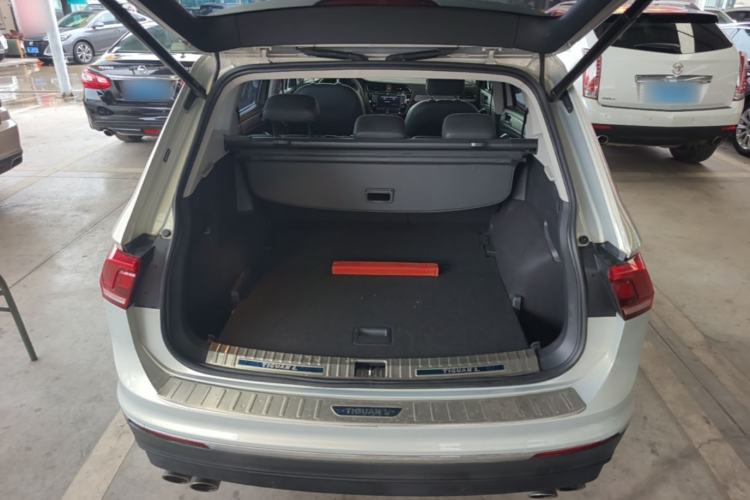 Used Volkswagen Tiguan L 2017 330TSI Automatic Two-Wheel Drive Luxury Edition Trunk