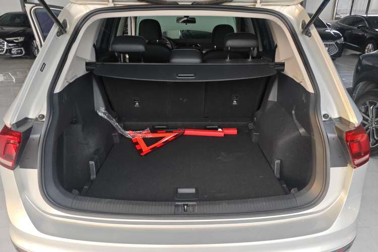 Used Volkswagen Tiguan L 2017 330TSI Automatic Two-Wheel Drive Luxury Edition Trunk
