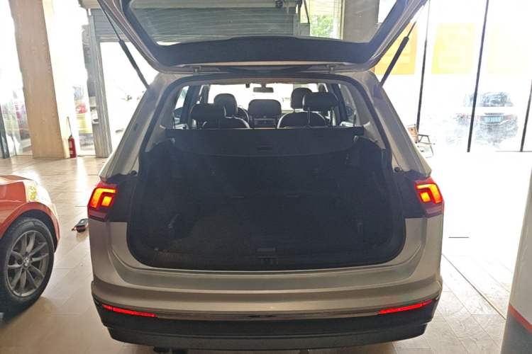 Used Volkswagen Tiguan L 2017 330TSI Automatic Two-Wheel Drive Comfort Edition Trunk