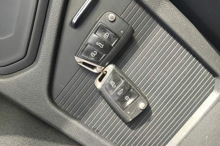 Used Volkswagen Tiguan L 2017 330TSI Automatic Two-Wheel Drive Luxury Edition Vehicle Key