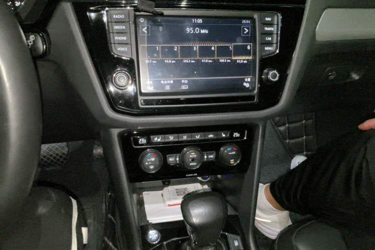 Used Volkswagen Tiguan L 2017 330TSI Automatic Two-Wheel Drive Luxury Edition Audio And AC Panel